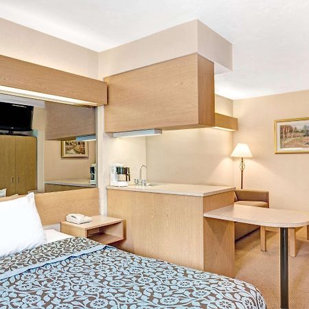 Days Inn By Wyndham Sturbridge Bagian luar foto