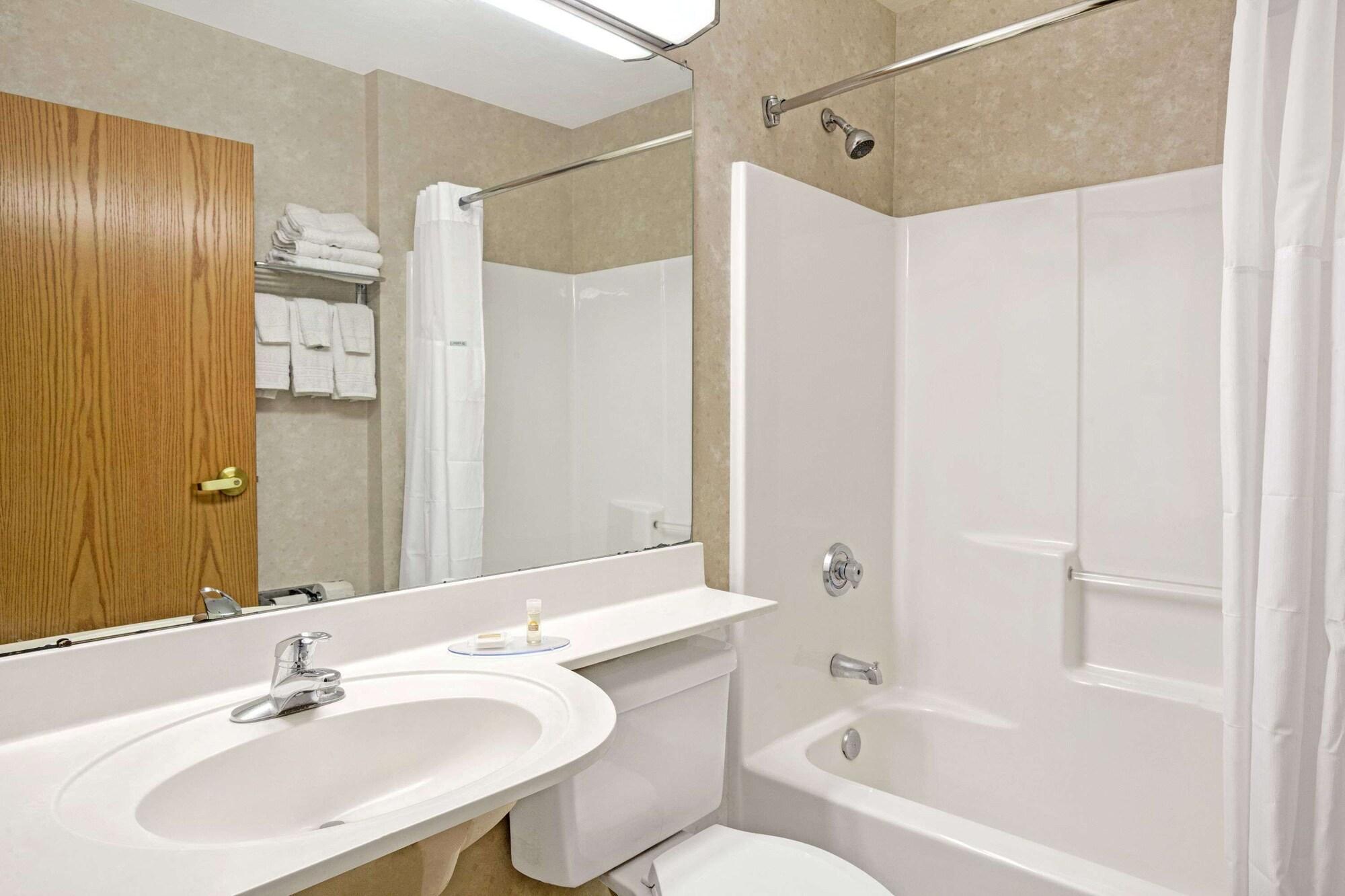 Days Inn By Wyndham Sturbridge Bagian luar foto