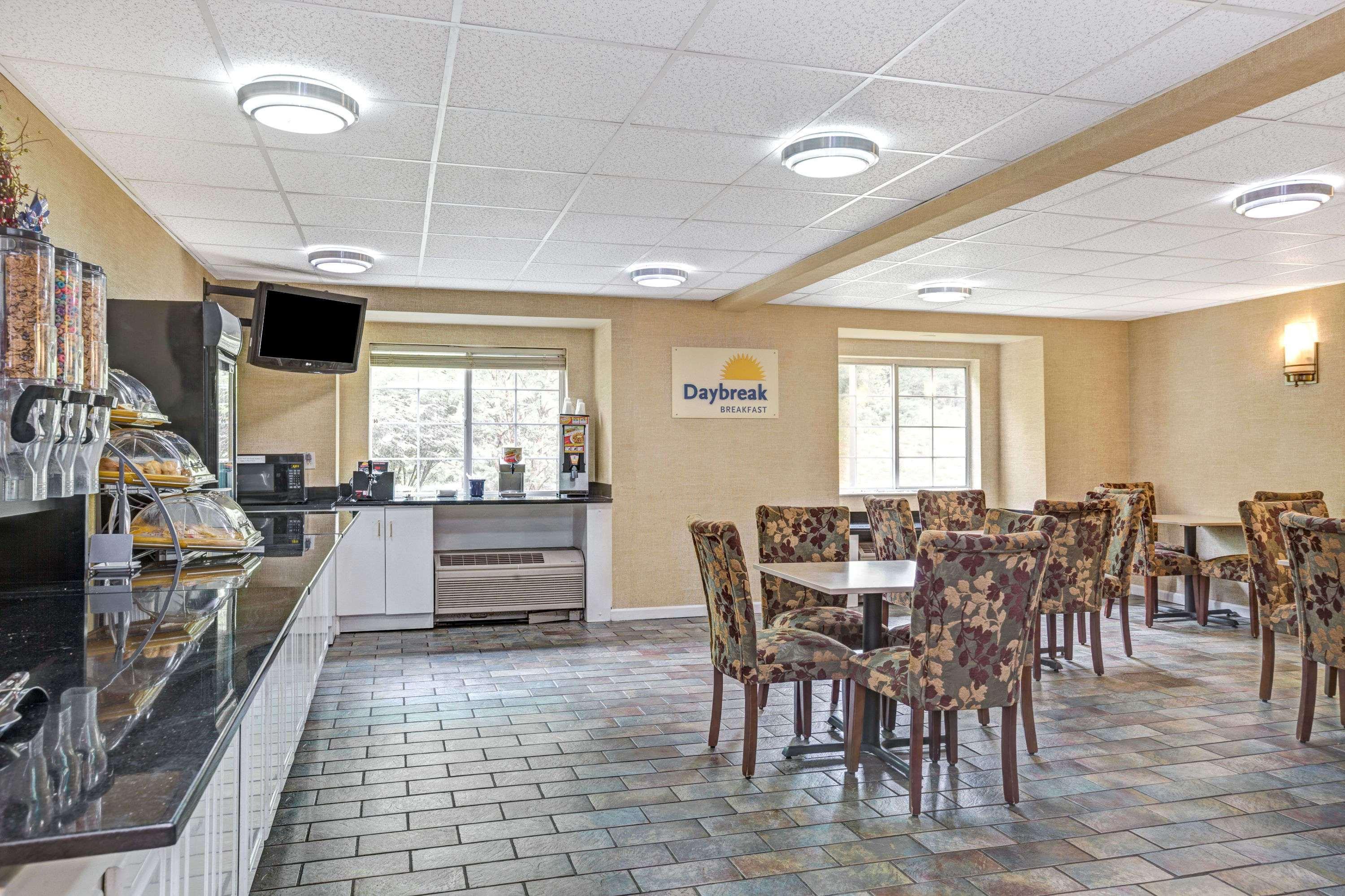 Days Inn By Wyndham Sturbridge Bagian luar foto